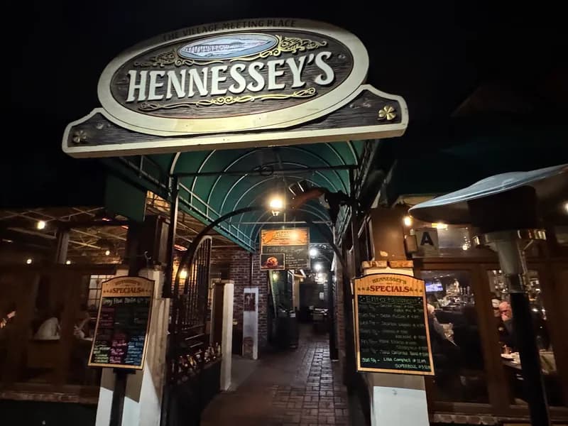 Hennessey's Tavern, Restaurants in La Jolla