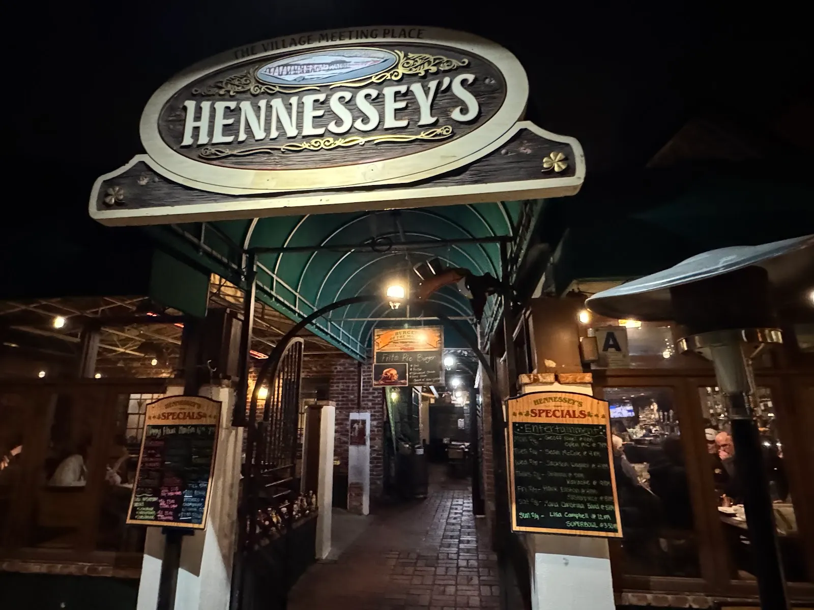 Hennessey's Tavern, Restaurants in La Jolla