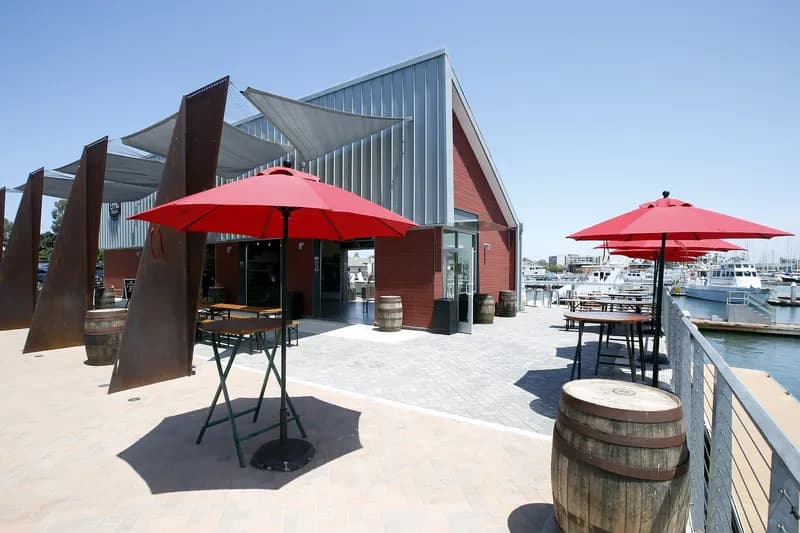 Eppig Brewing Co. Waterfront Biergarten, Restaurants in Shelter Island