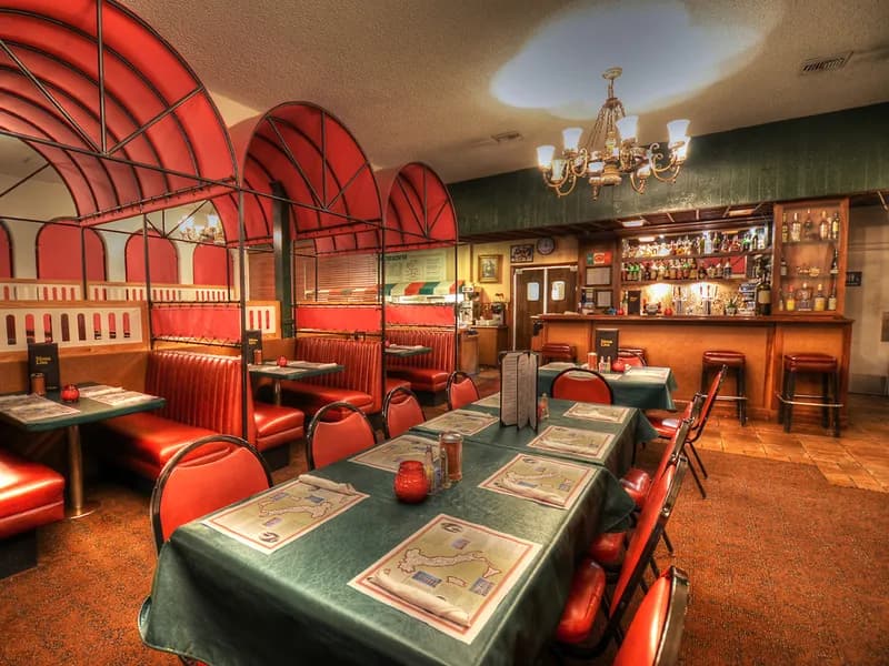 Mona Lisa Italian Foods, Pizza in Little Italy