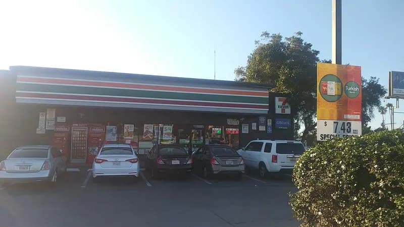 7-Eleven, Restaurants in Ocean Beach