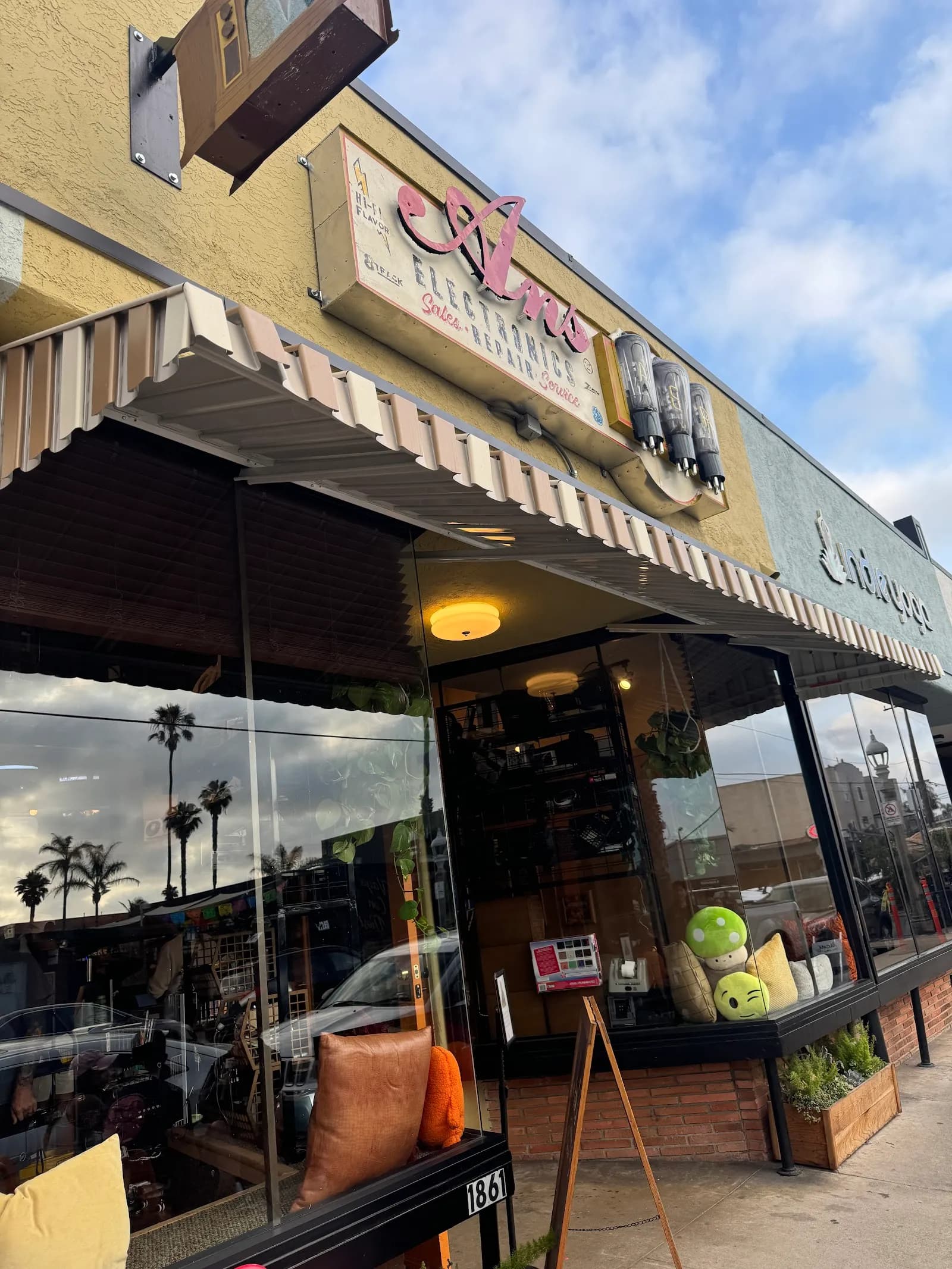 An's Electronics Repair, Ice Cream & Dessert in Ocean Beach