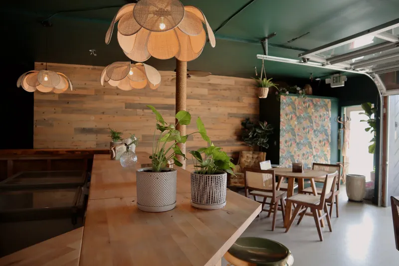 Café Tropics, Restaurants in Mission Beach